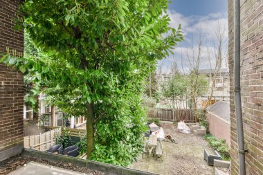 Balkondan arka bahçeye bak.