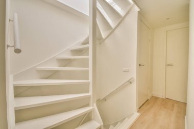 Beyaz spiral bir merdiven