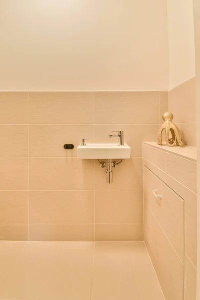 Das Innere der Toilette mit einem keramischen Waschbecken — Stockfoto