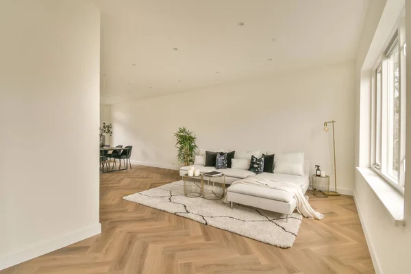 Gemütliches Wohnzimmer in Weißtönen — Stockfoto