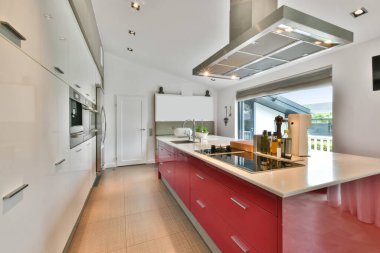 Açık ve zengin bir mutfağın içi.