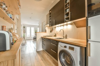 Koyu mobilyalı küçük bir mutfak.