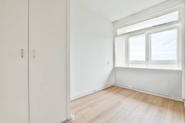 Boş bir mini salonun içi.