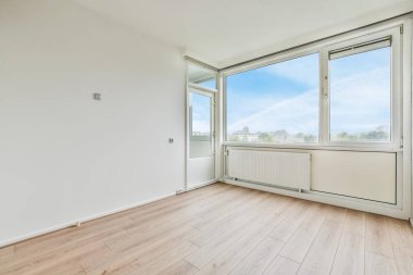 Modern tarzda içi boş bir oda.