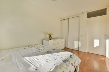 Çift kişilik yataklı küçük bir yatak odası.