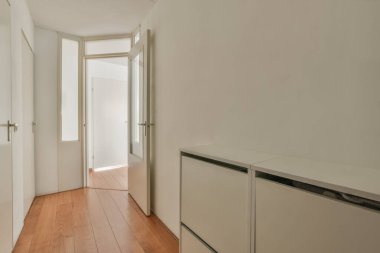 İçeriye açılan dar beyaz bir koridor.