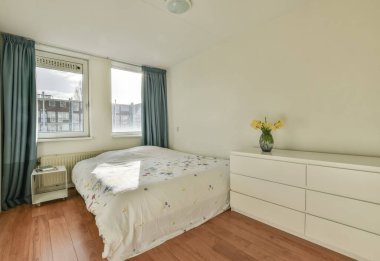 Çift kişilik yataklı küçük bir yatak odası.