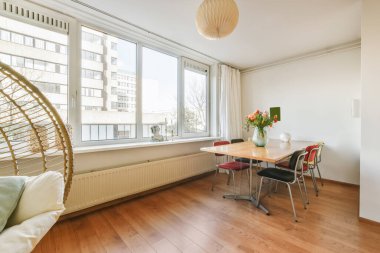 Yemek masasında çiçekler var.