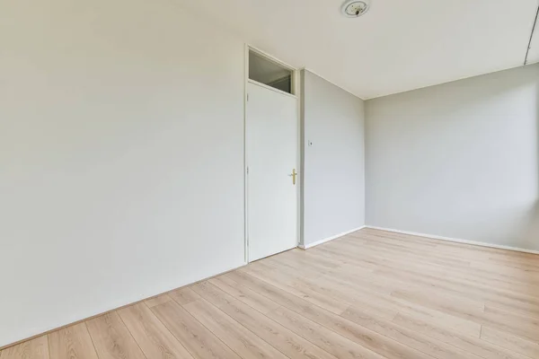 Interieur van een eenvoudige lege kamer — Stockfoto