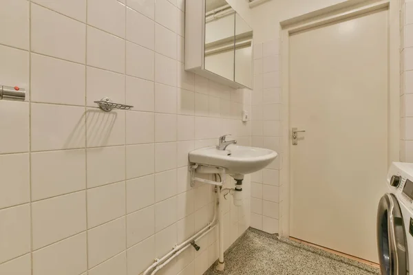 白い色調の浴室のインテリア — ストック写真