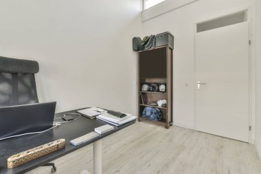 Masada dizüstü bilgisayarı olan bir iş yeri.