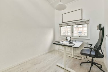 Masada dizüstü bilgisayarı olan bir iş yeri.