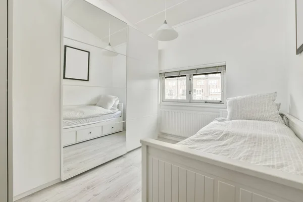 Mała sypialnia z łóżkiem pojedynczym — Zdjęcie stockowe