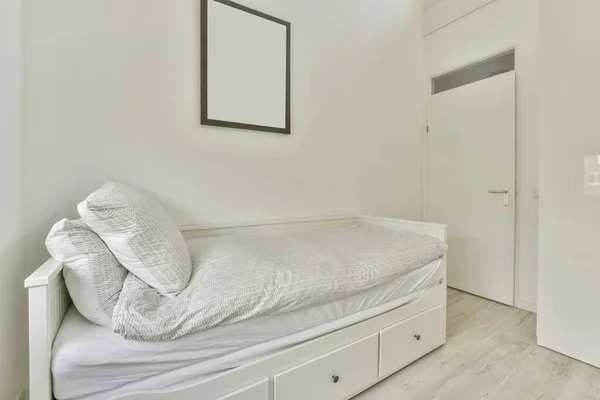 Un pequeño dormitorio con una cama individual — Foto de Stock