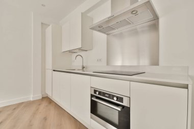 Köşe mutfağı olan büyük bir oda.