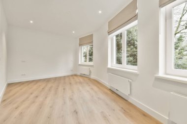 Boş bir evde büyük bir oda.