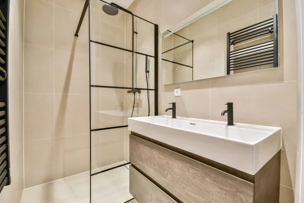 Douchecabine en dubbele wastafel in een moderne badkamer — Stockfoto