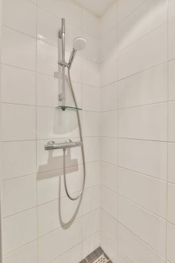 Minimalist tarzda bir tuvalet.
