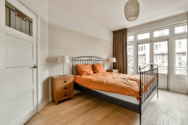 Yatak odasının içi metal yataklı.