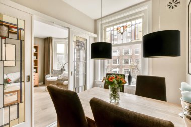 Geniş masalı yemek alanı ile temas kur