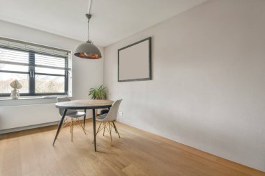 Modern bir evde küçük bir yemek alanı.