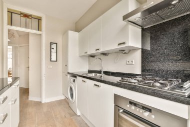 Beyaz İskandinav tarzında mini mutfak.