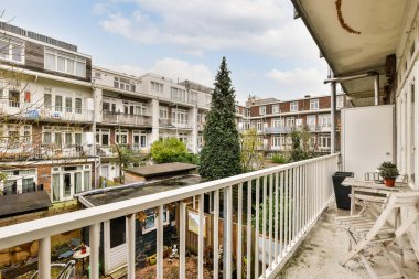 İkinci katta, evin arka bahçesine bakan uzun bir balkon.