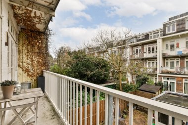 İkinci katta, evin arka bahçesine bakan uzun bir balkon.