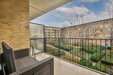 Hasır koltuklu geniş bir balkon.