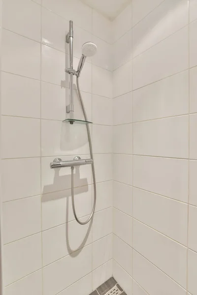 Banheiro em um estilo minimalista — Fotografia de Stock