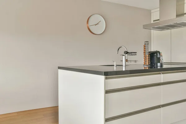 Sebuah dapur sudut kecil dengan nada putih — Stok Foto