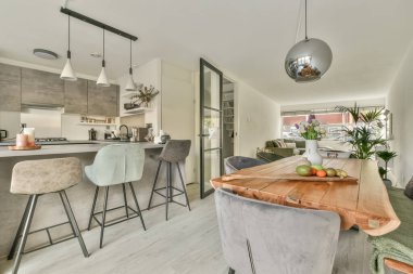 Çiçekli yemek alanının içi.