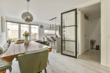 Çiçekli yemek alanının içi.