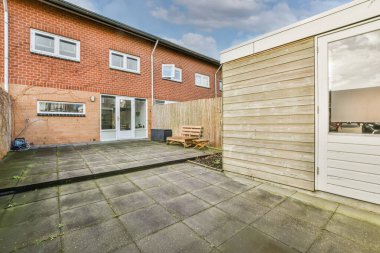 Döşemesi döşemeli bir bahçe.