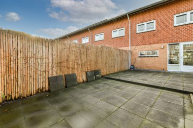 Döşemesi döşemeli bir bahçe.