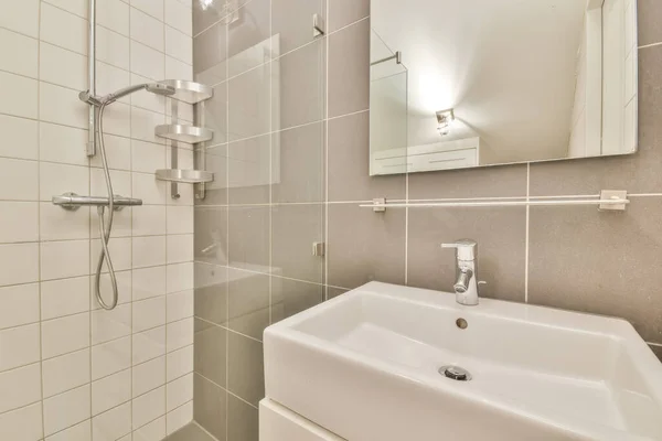 Wnętrze kabiny prysznicowej i zlewu ceramicznego — Zdjęcie stockowe