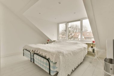 Çift yataklı, kar beyazı yatak odası.