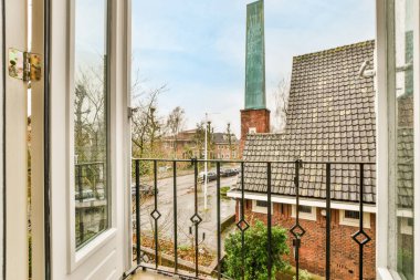 Balkondan sokağa bak.