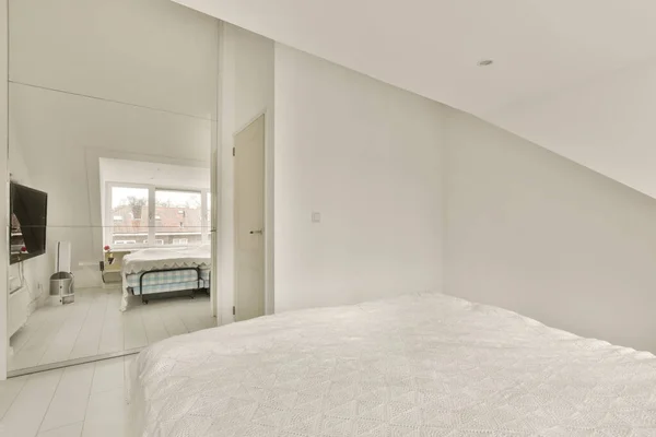 Dormitorio blanco como la nieve con cama doble —  Fotos de Stock
