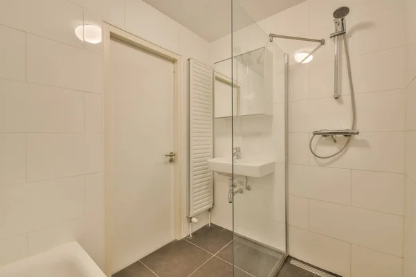 Das Innere des Badezimmers eines modernen Hauses — Stockfoto
