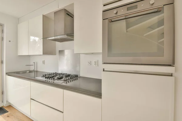 O interior de uma pequena cozinha em tons brancos — Fotografia de Stock