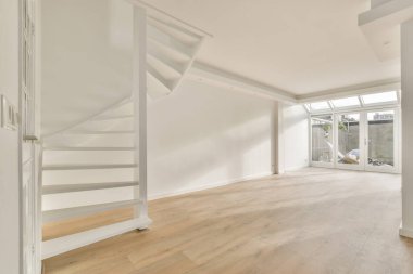 Merdiveni olan geniş bir oda.