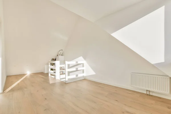 Espaçoso quarto sótão vazio com escadas — Fotografia de Stock