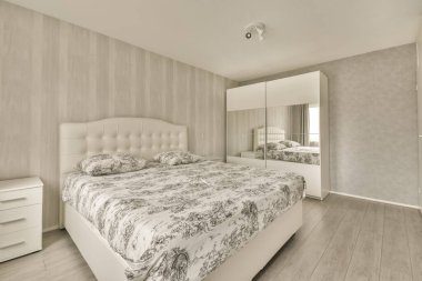 Büyük yataklı, küçük bir yatak odası.