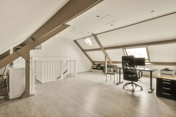 Uno spazio di lavoro nella soffitta della casa — Foto Stock