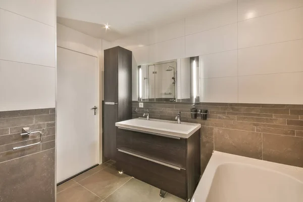 用瓷砖装饰的现代化房子里的浴室 — 图库照片