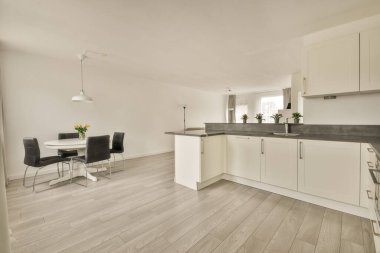 Küçük bir köşe mutfağı ve yemek odası.