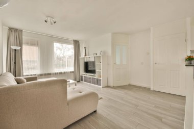 Geniş bir oturma odasının içi.