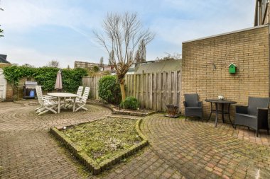 Yolda fayans desenli bir arka bahçe.