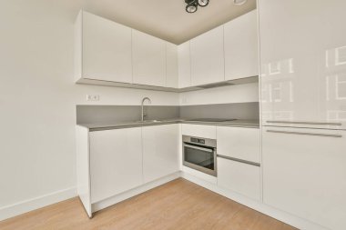 Minimalist tarzda küçük bir mutfak.